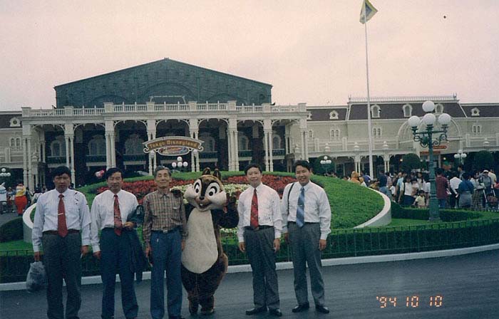 1994年鐘祥縣葛粉貿(mào)易考察團(tuán)赴日本考察葛粉生產(chǎn)并參觀東京迪斯尼樂(lè)園