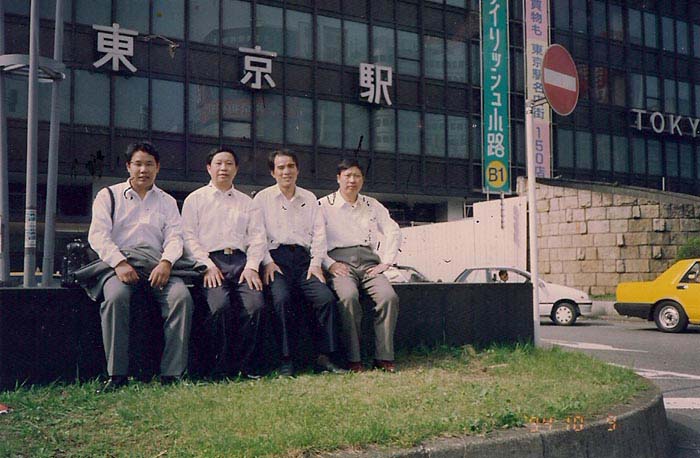 1994年鐘祥縣葛粉貿(mào)易考察團(tuán)赴日本考察葛粉生產(chǎn)在東京火車(chē)站留影